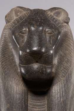 Sitzstatue der Göttin Sachmet