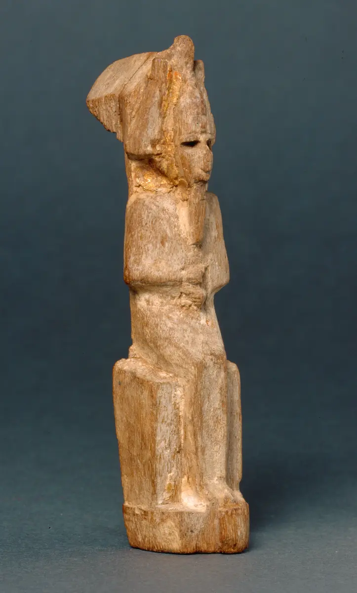 Obeliskenförmiger Behälter mit Osirisfigur
