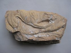 Fragment einer Sima mit Tierkampfgruppe: Wild reißender Löwe