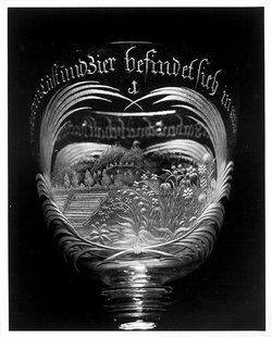 Deckelpokal mit Lilie und Garten