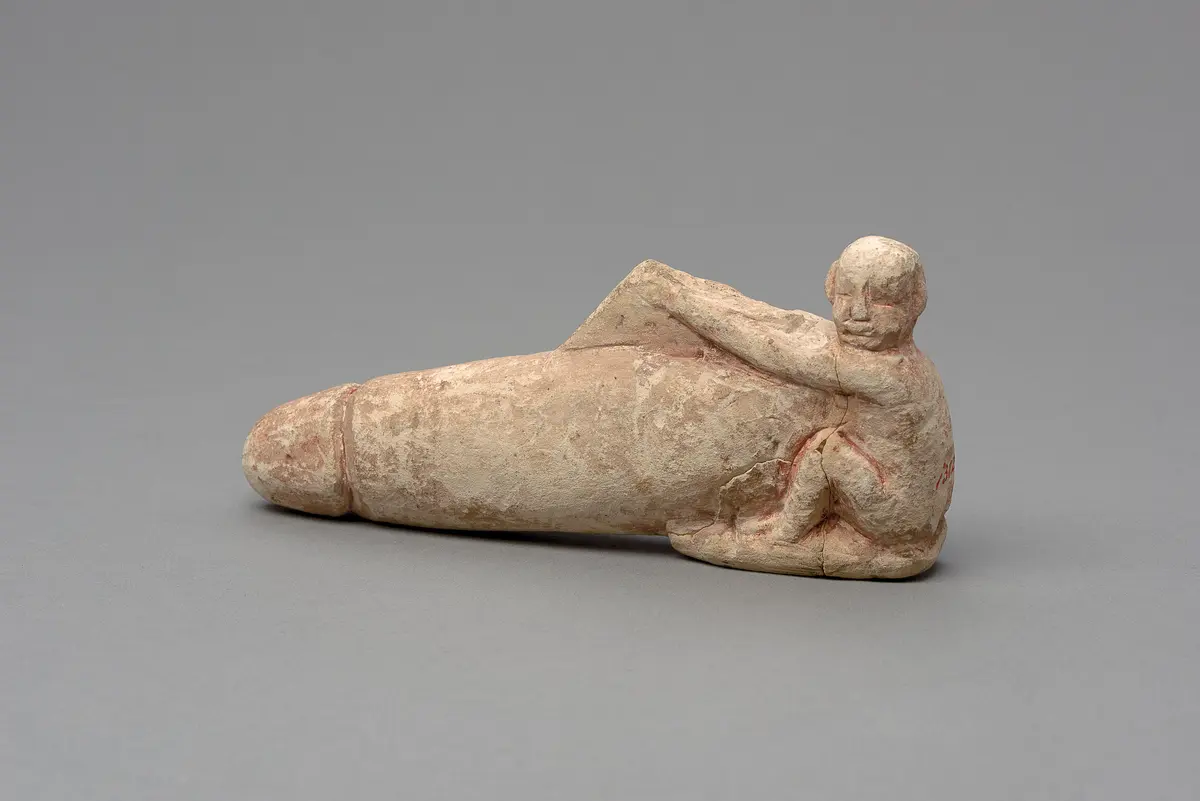 Hockender, nackter Mann mit übergroßem Phallus und Harfe
