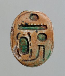 Skarabäus mit dem Namen des Königs Thutmosis III.