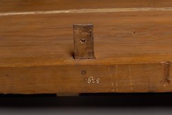 Unterteil des Kastensarges des An-em-her mit Mumie und Teilkartonage