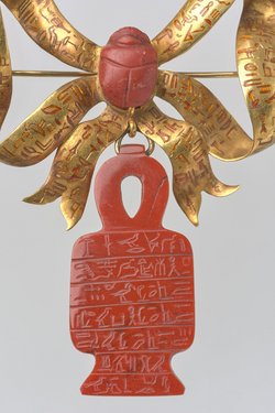 Isisknoten und Skarabäus modern in Goldbrosche gefaßt