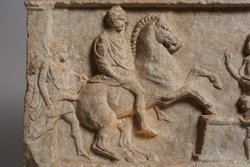 Weihrelief: Reiterheros