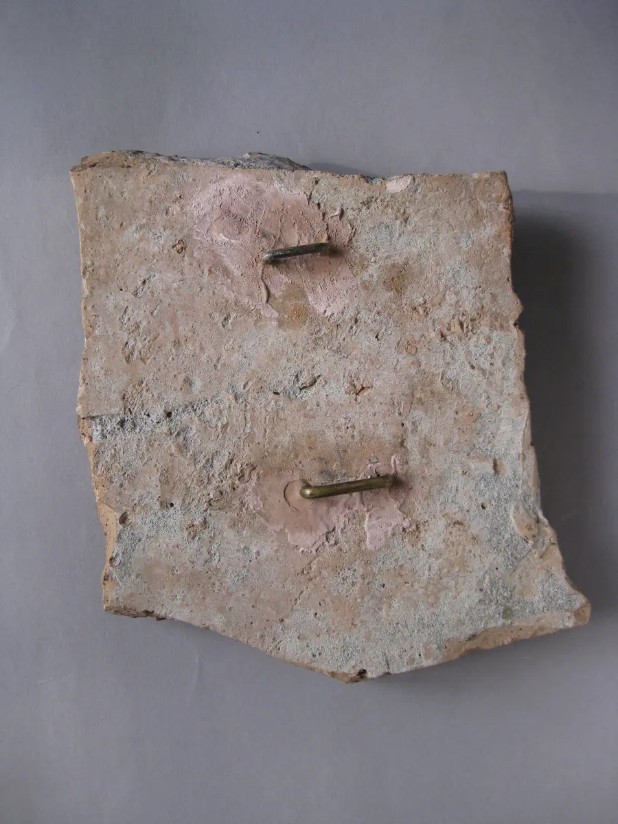 Fragment einer Aufsatzplatte: Wein lesender Silen