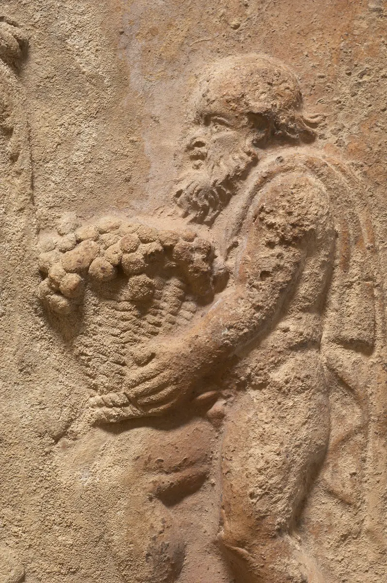 Aufsatzplatte: Zwei kelternde Satyrn, jugendlicher Satyr mit Doppelflöte, Silen mit Korb