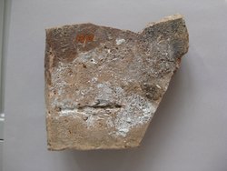 Fragment einer Krönung mit Theatermasken im Bogenfries: Maske und Ansatz eines zweiten Bogens