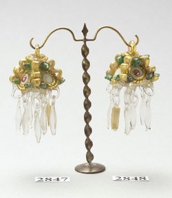Ohrgehänge mit haferkornartigen Anhängseln aus Glas 