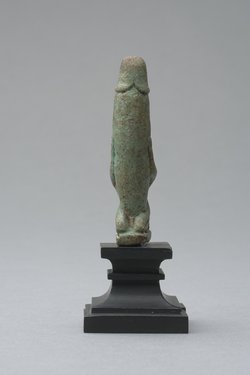 Figur eines knienden, nackten Mannes mit großem, aufgerichtetem Phallus