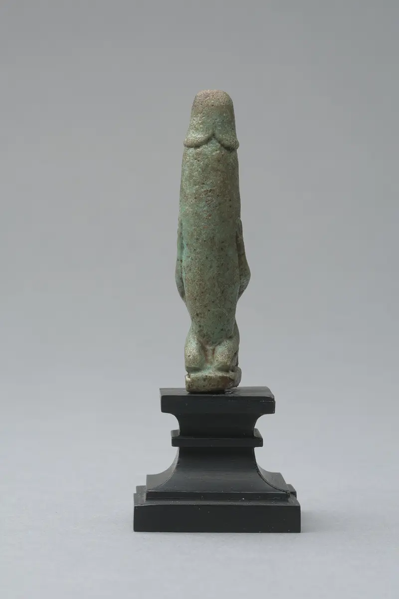 Figur eines knienden, nackten Mannes mit großem, aufgerichtetem Phallus