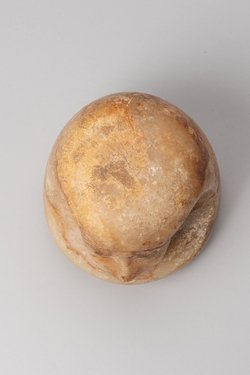 Kanopendeckel in Form eines Menschenkopfes
