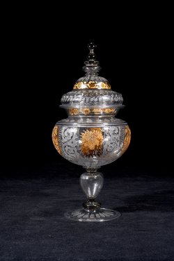 Vasenpokal mit gravierten und bemalten Köpfen