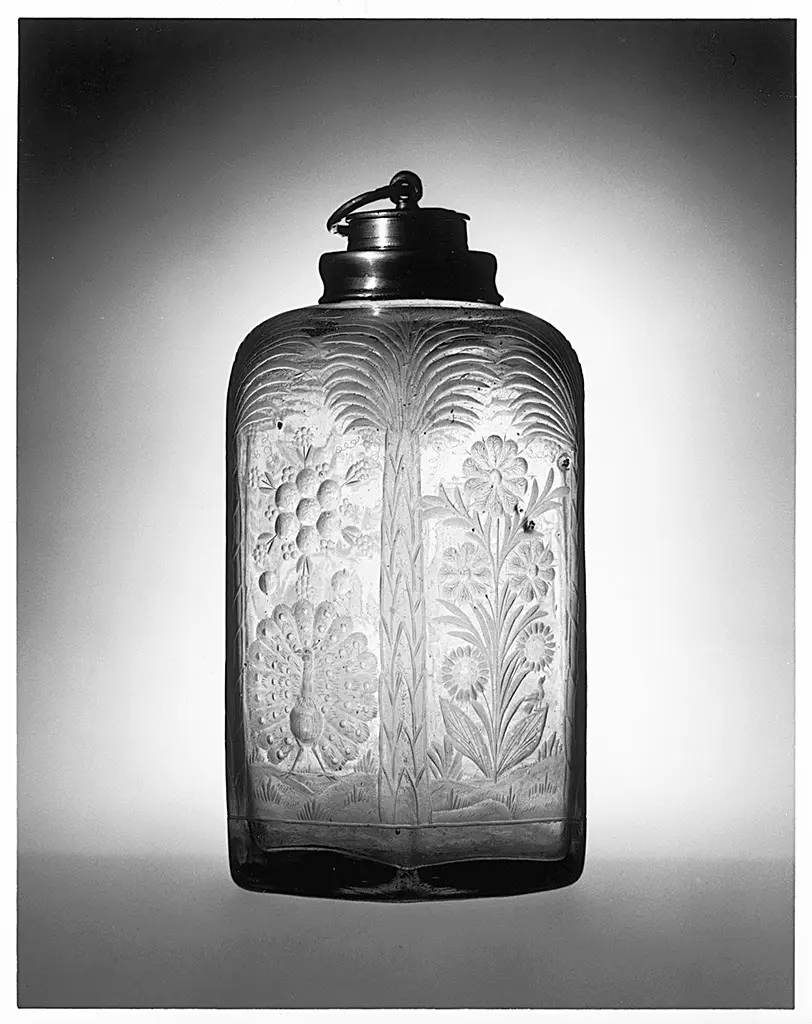 Sechskantige Flasche mit Blumengravur und Zinnverschluß