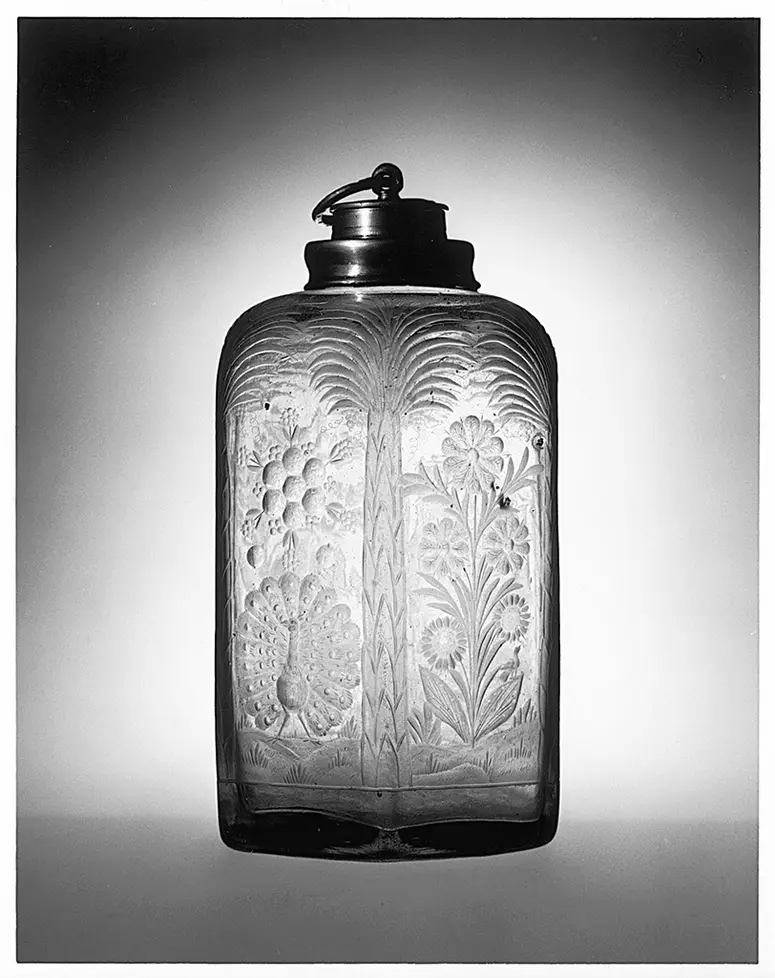 Sechskantige Flasche mit Blumengravur und Zinnverschluß