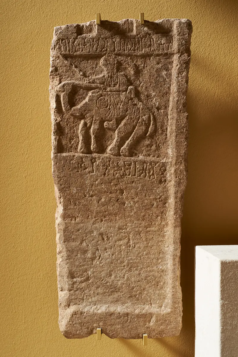 Relief mit der Darstellung eines Kamelreiters