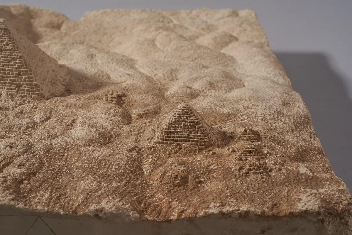 Modell des Giza-Plateaus mit Pyramiden