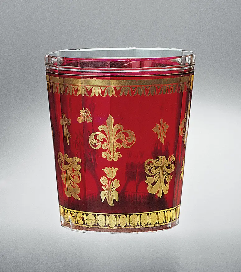 Roter Zwischengoldbecher mit Golddekor