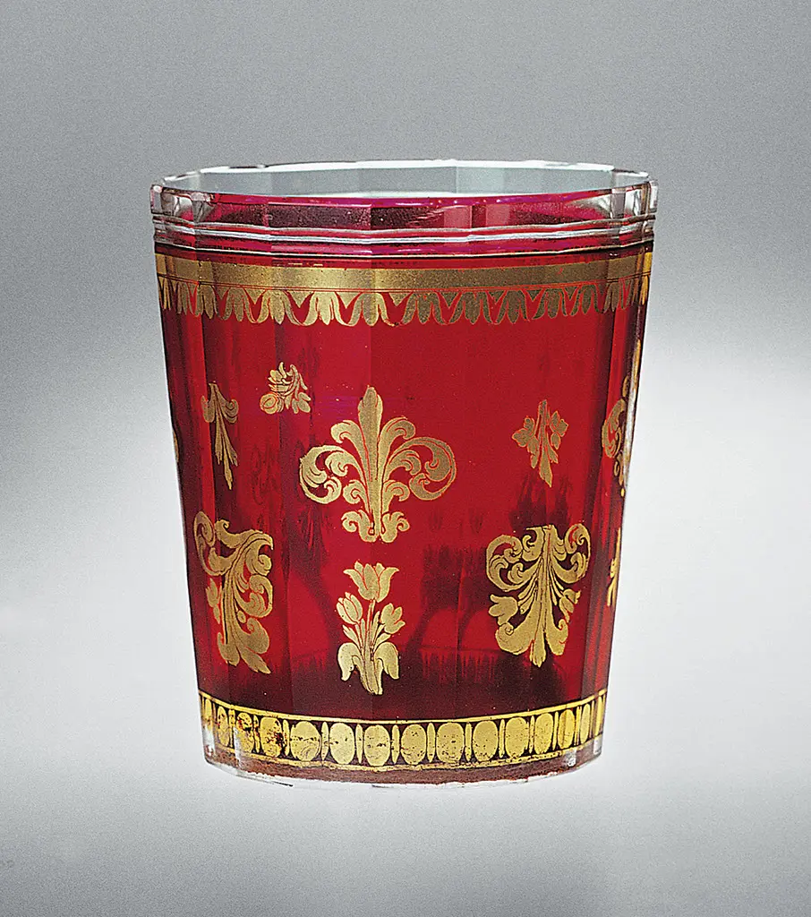 Roter Zwischengoldbecher mit Golddekor