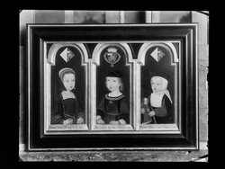 Kaiser Karl V. (1500-1558), Brustbild als Zweijähriger zusammen mit seinen Schwestern Eleonore (1498-1558) und Isabella (1501-1525)