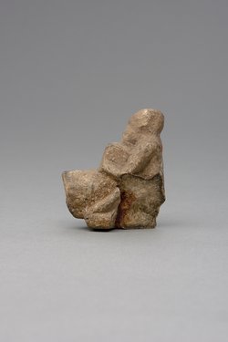 Hockender, nackter Mann, über seinem Phallus eine Stele haltend, fragmentiert
