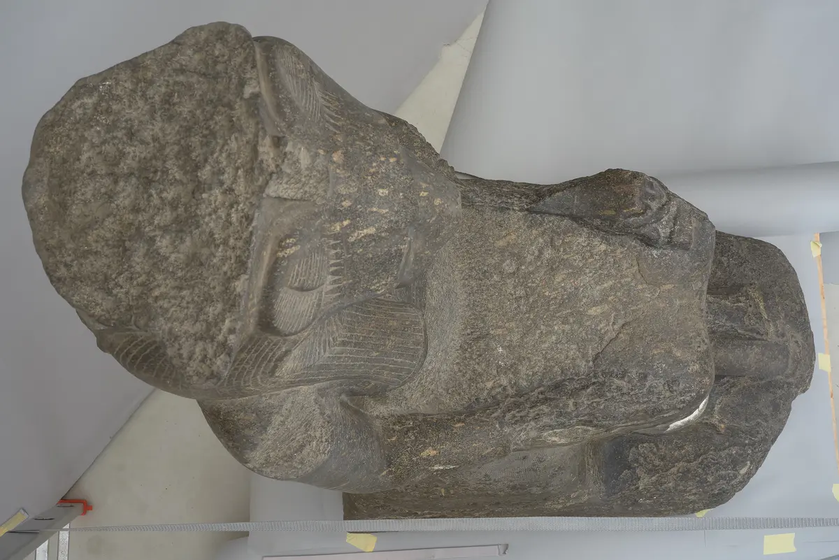 Sitzstatue der Göttin Sachmet