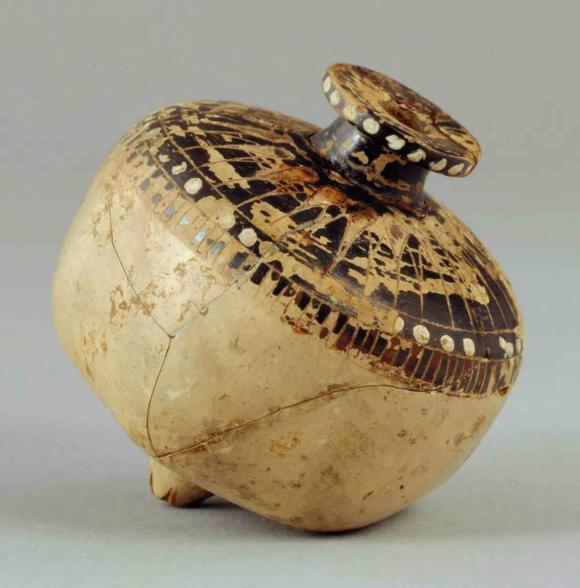 Aryballos in Form eines Granatapfels