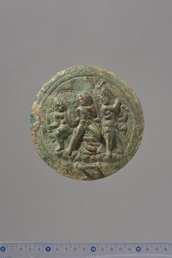 Reliefapplik eines Klappspiegels: Deiphobos, Paris, Kassandra