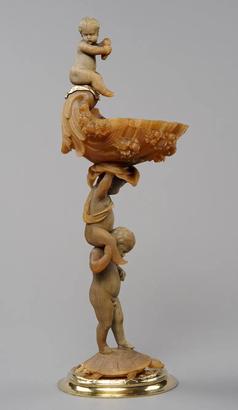 Aufsatz von Putten getragen