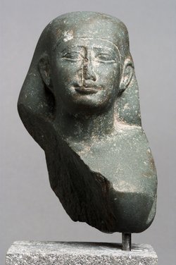 Fragmentierte Büste der Statuette eines Mannes