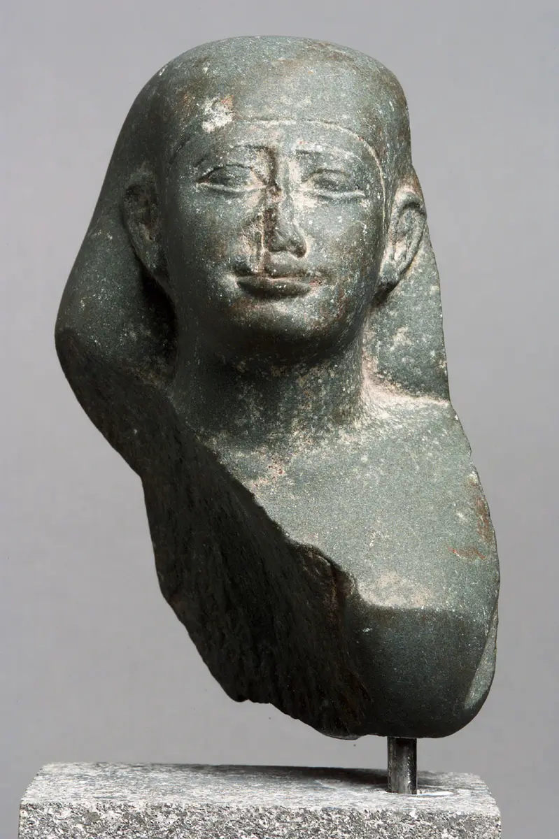 Fragmentierte Büste der Statuette eines Mannes