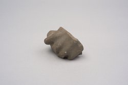 Fragmente einer Statuettengruppe: Jünglingsraubende Sphinx