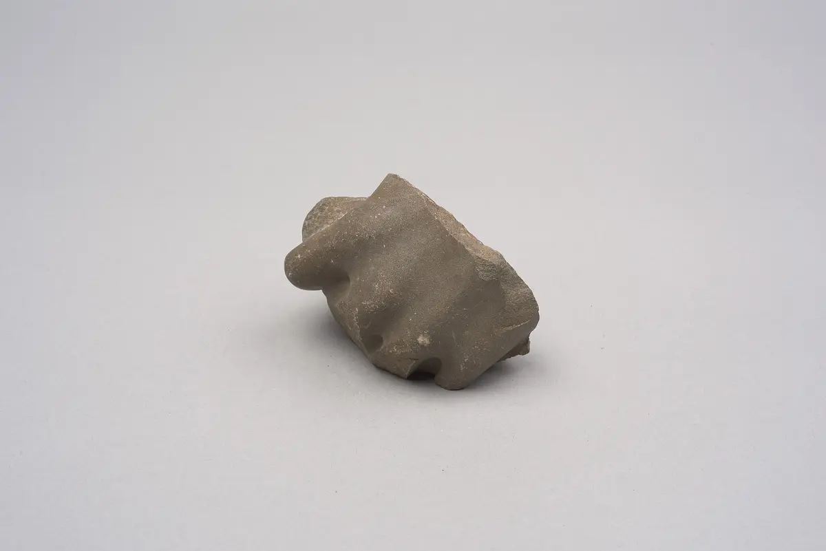 Fragmente einer Statuettengruppe: Jünglingsraubende Sphinx