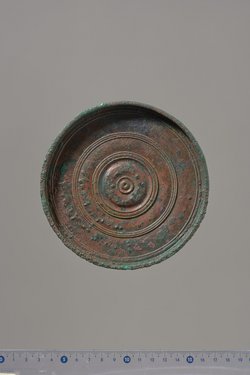 Teile eines Klappspiegels: Reliefapplik mit Aphrodite und Adonis, Deckel, Unterteil, Fragmente