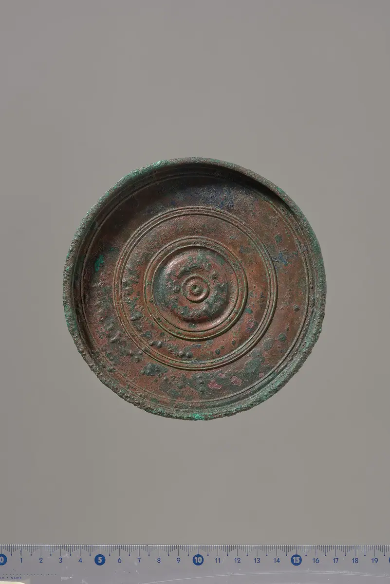 Teile eines Klappspiegels: Reliefapplik mit Aphrodite und Adonis, Deckel, Unterteil, Fragmente