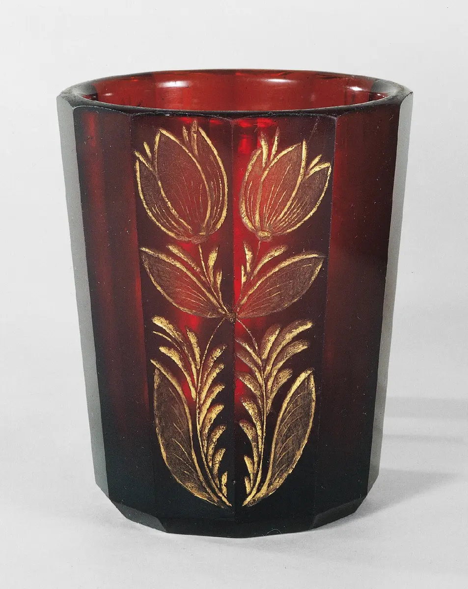 Brauner Becher mit vergoldeter Blumengravur