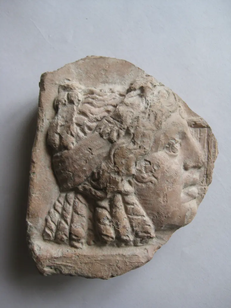 Fragment vom linken Rand einer Sima: Theatermaske
