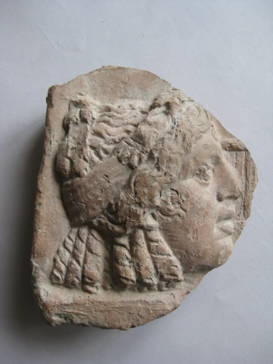 Fragment vom linken Rand einer Sima: Theatermaske