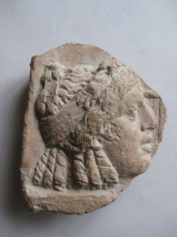 Fragment vom linken Rand einer Sima: Theatermaske