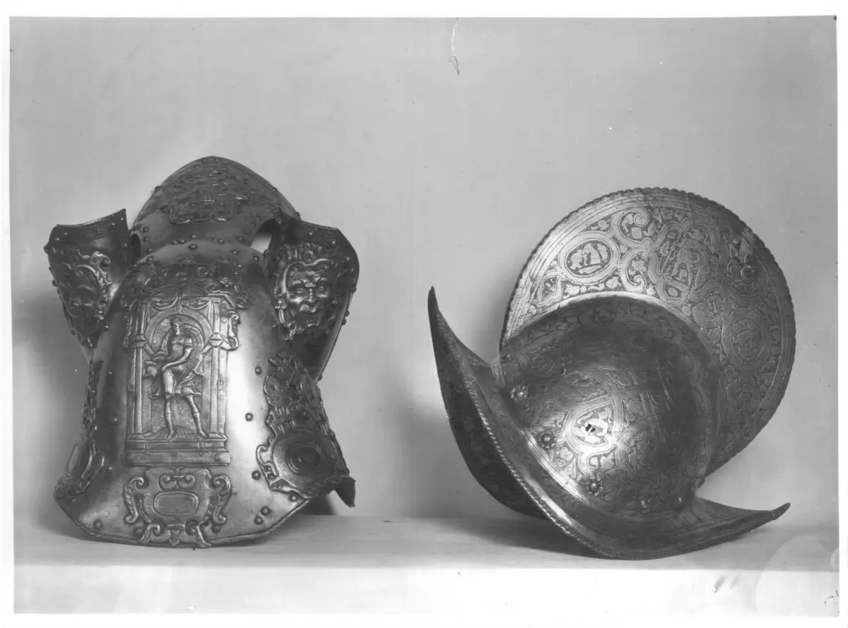 Roßstirn und Helm