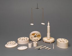 Stapeldose aus Elfenbein; Apotheke