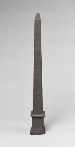 Miniaturnachbildung eines Obelisken von Sethos I. und Ramses II. aus Heliopolis