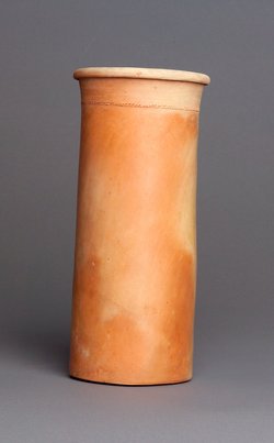 Zylindrisches Gefäß mit Schnurverzierung