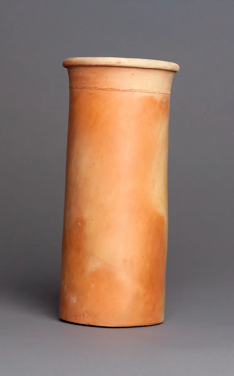 Zylindrisches Gefäß mit Schnurverzierung