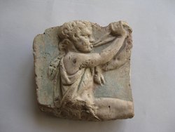 Fragment einer Kelterungsszene: Doppelflöte blasender Satyrknabe