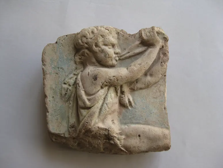 Fragment einer Kelterungsszene: Doppelflöte blasender Satyrknabe