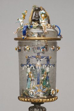 Deckelpokal mit Kreuzigungsgruppe im Inneren