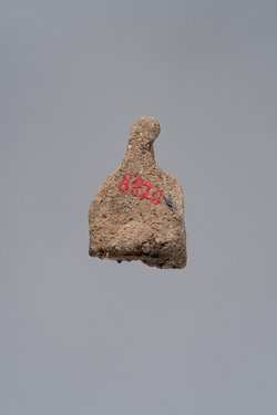 Fragmentierte Ächtungsfigur mit Aufschrift