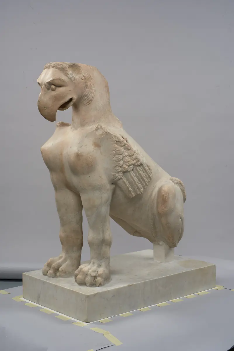 Sitzende Sphinx mit Greifenkopf