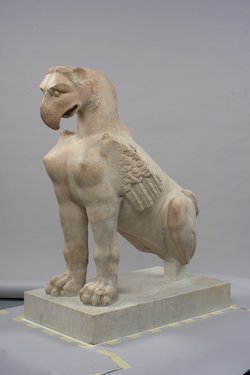 Sitzende Sphinx mit Greifenkopf